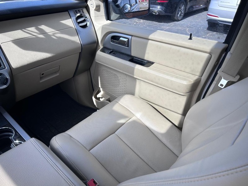 Ford Expedition Vehicle Image 21