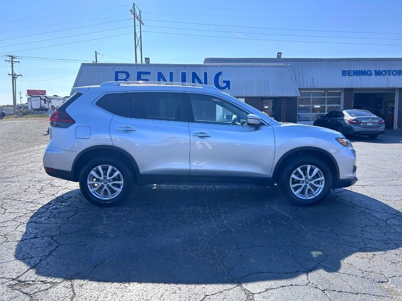 2019 Nissan Rogue SV photo 2