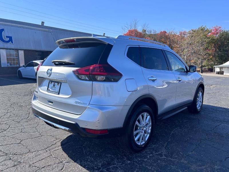 2019 Nissan Rogue SV photo 3