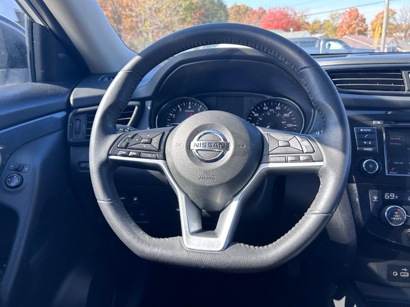 2019 Nissan Rogue SV photo 12