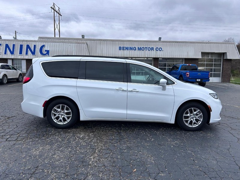 2022 Chrysler Pacifica Touring L photo 2