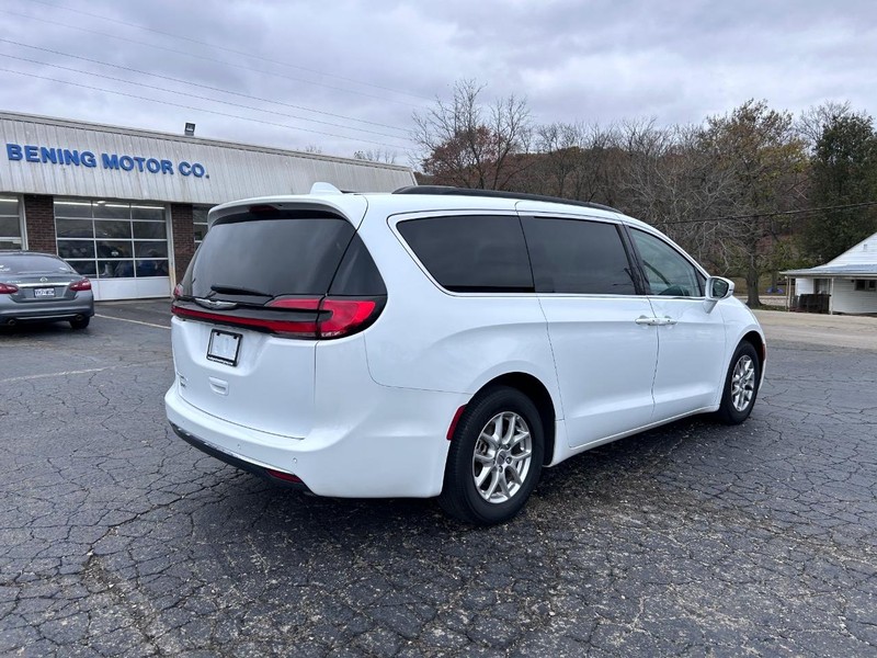 2022 Chrysler Pacifica Touring L photo 3