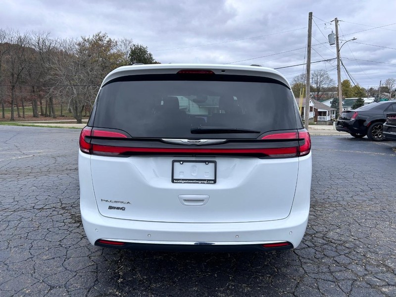 2022 Chrysler Pacifica Touring L photo 4