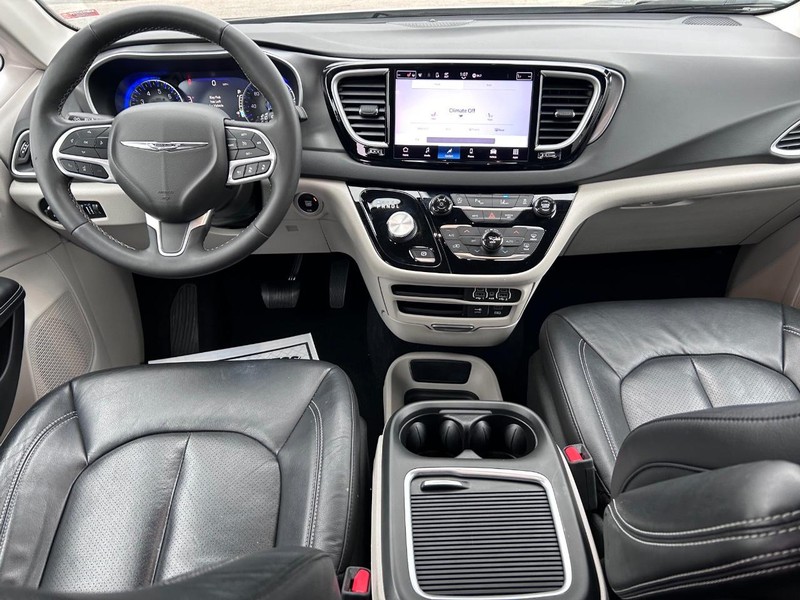 2022 Chrysler Pacifica Touring L photo 11