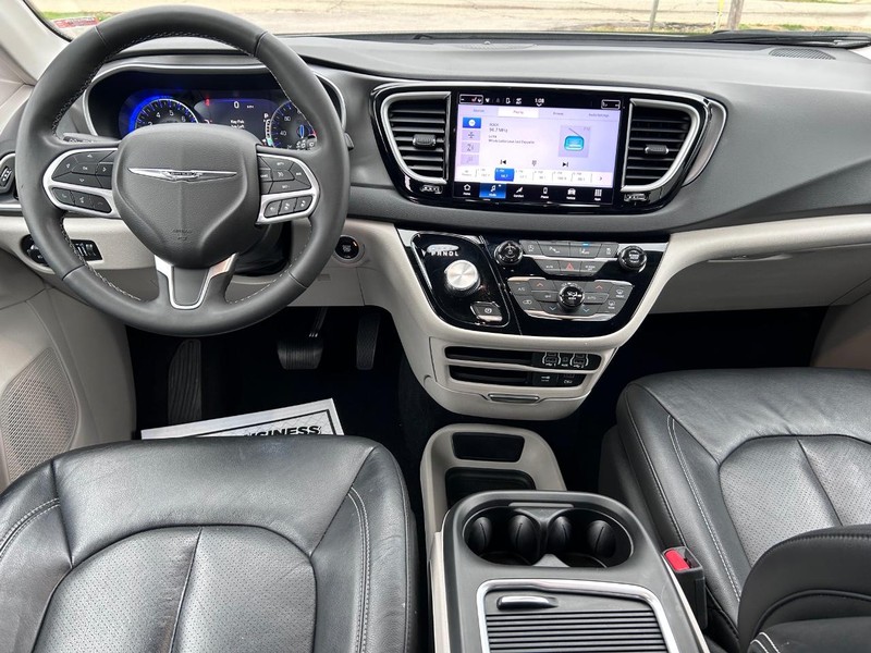 2022 Chrysler Pacifica Touring L photo 12