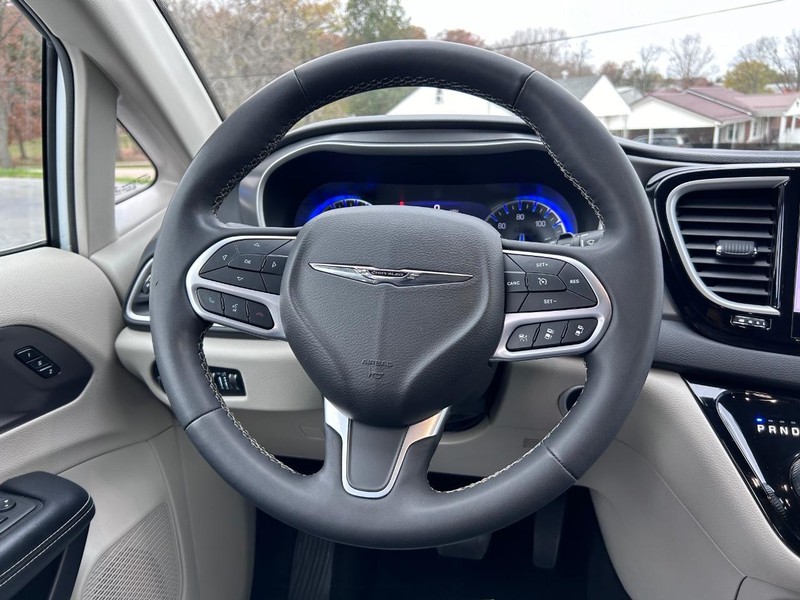 2022 Chrysler Pacifica Touring L photo 13