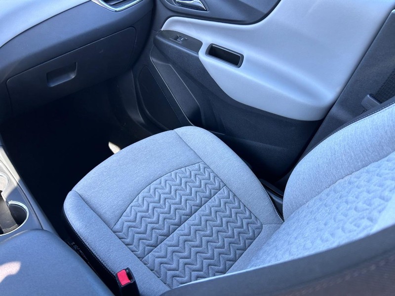 Chevrolet Equinox Vehicle Image 16