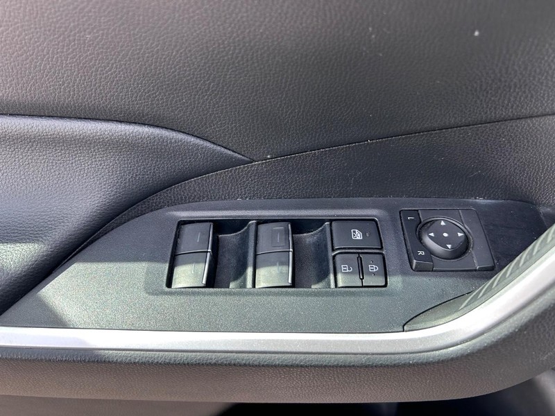 Toyota RAV4 Vehicle Image 16