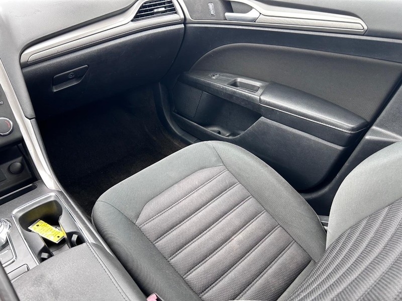 Ford Fusion Hybrid Vehicle Image 16