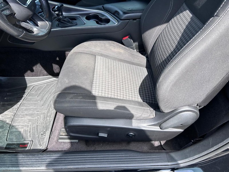 Dodge Challenger Vehicle Image 17