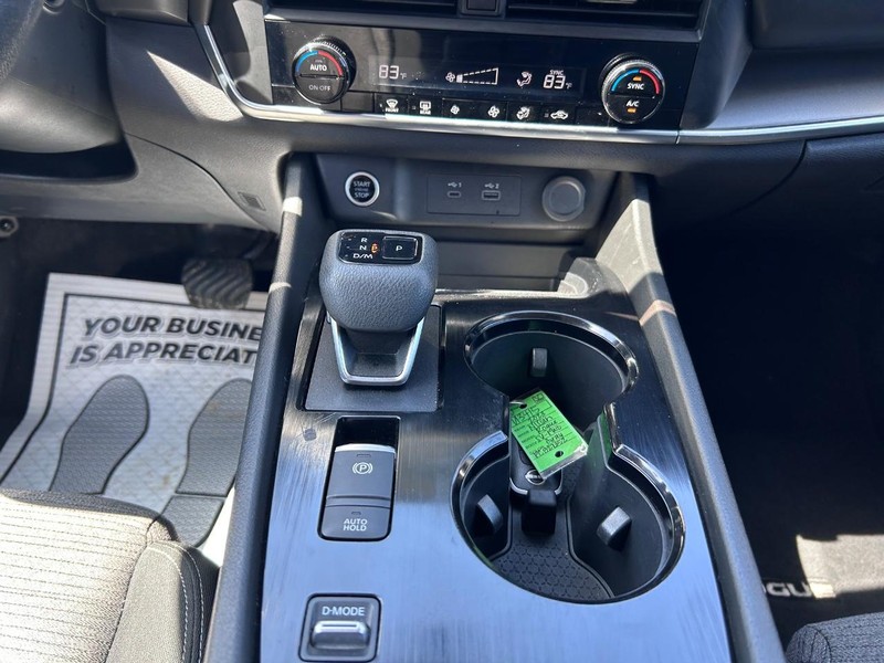 Nissan Rogue Vehicle Image 14
