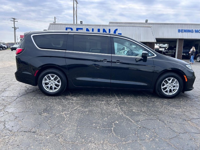 Chrysler Pacifica Vehicle Image 02