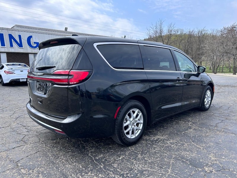Chrysler Pacifica Vehicle Image 03
