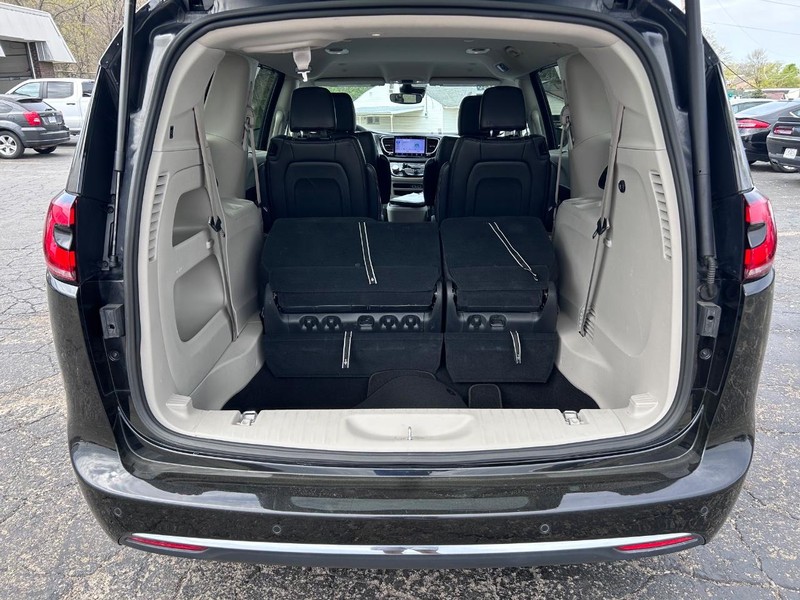Chrysler Pacifica Vehicle Image 05