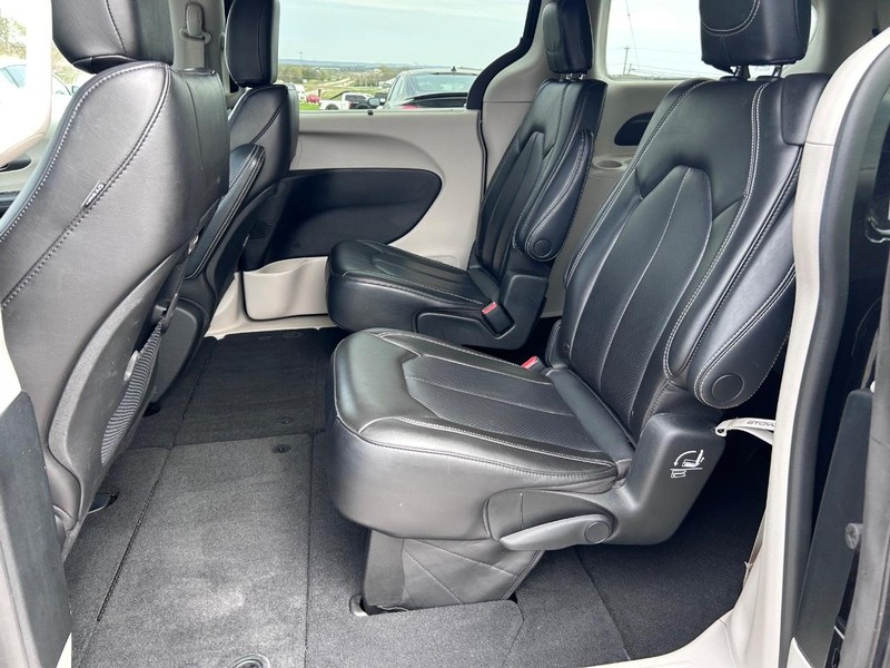 Chrysler Pacifica Vehicle Image 09