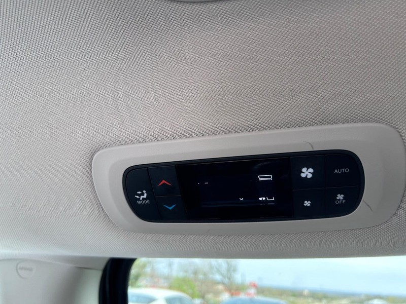 Chrysler Pacifica Vehicle Image 10