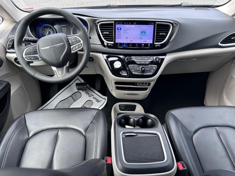 Chrysler Pacifica Vehicle Image 11