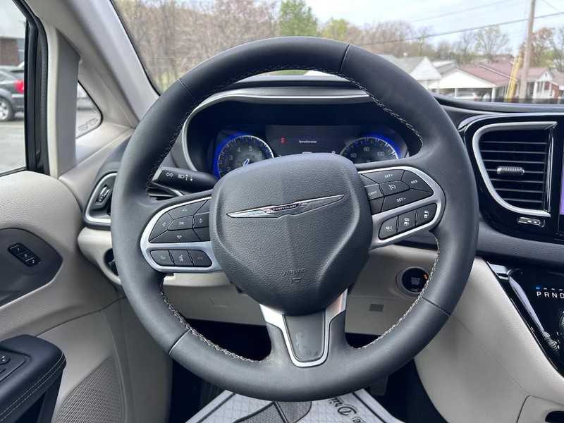 Chrysler Pacifica Vehicle Image 12