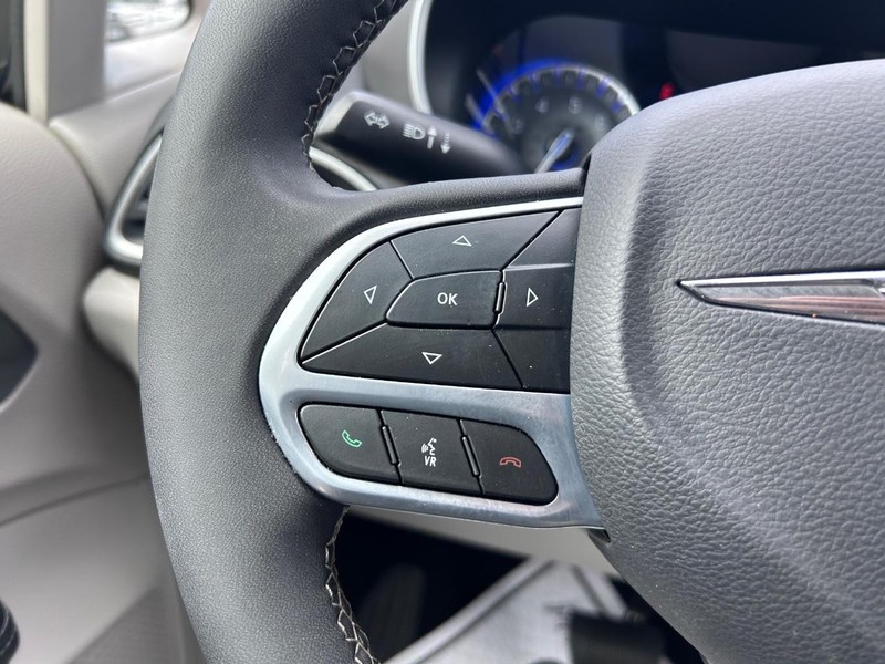 Chrysler Pacifica Vehicle Image 13