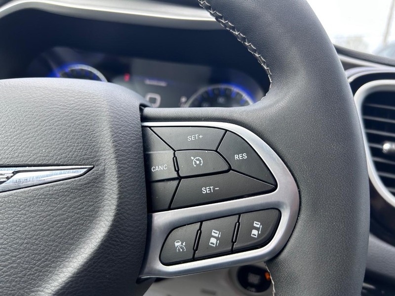 Chrysler Pacifica Vehicle Image 14