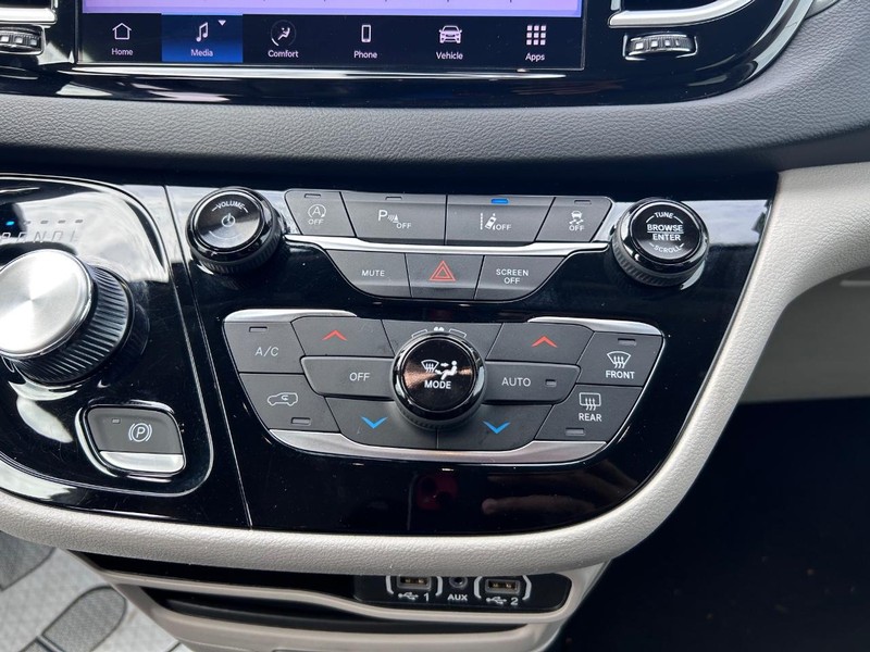 Chrysler Pacifica Vehicle Image 16