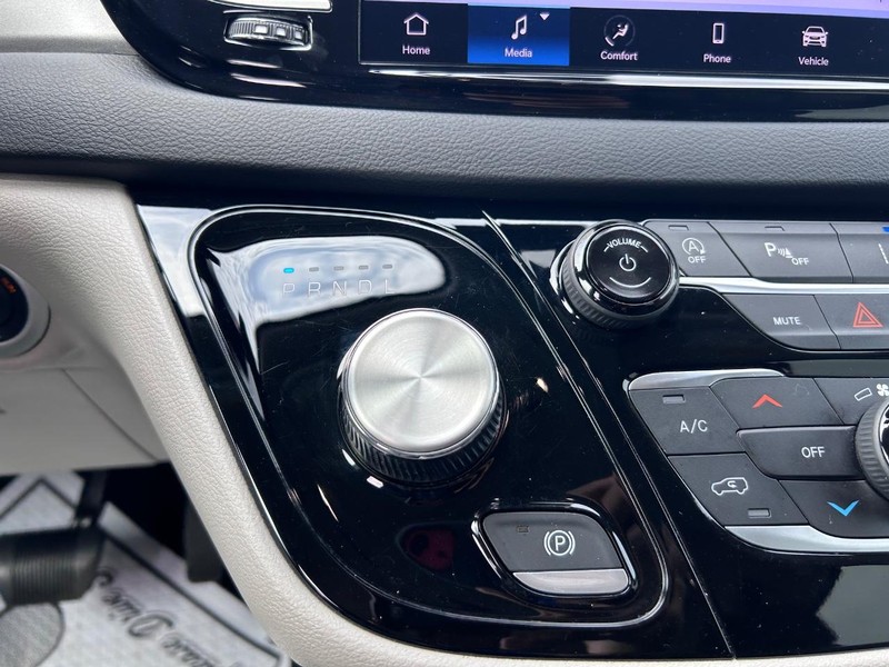 Chrysler Pacifica Vehicle Image 17