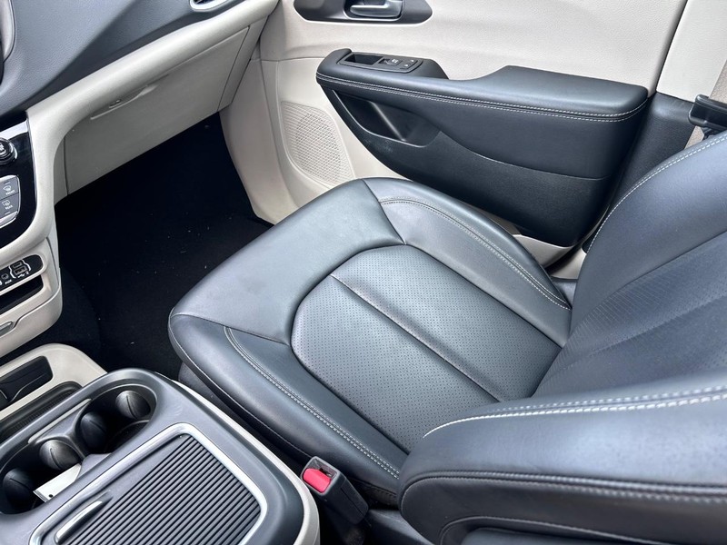 Chrysler Pacifica Vehicle Image 18