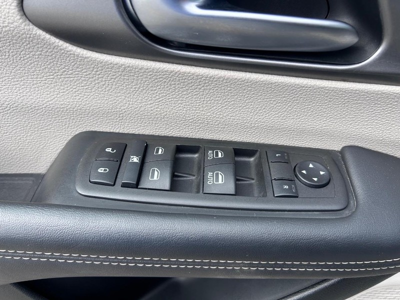 Chrysler Pacifica Vehicle Image 19