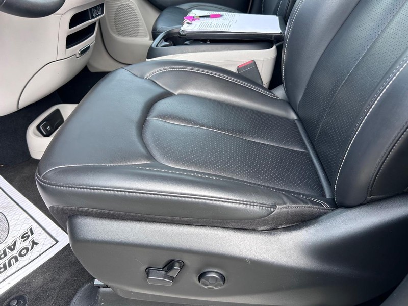 Chrysler Pacifica Vehicle Image 21