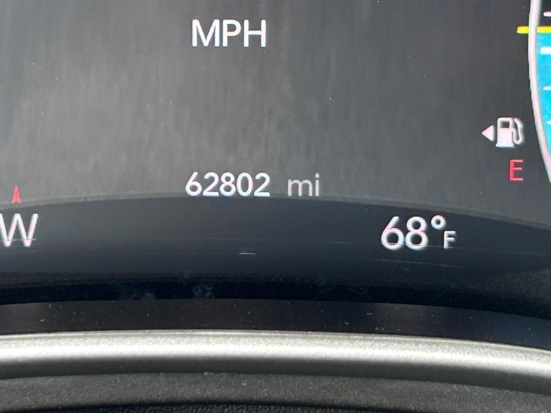 Chrysler Pacifica Vehicle Image 22