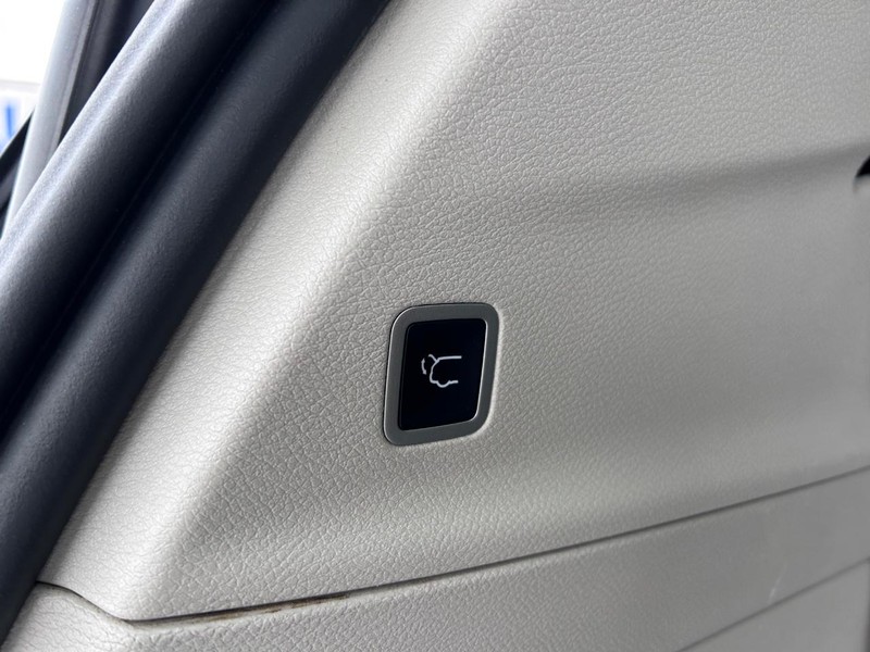 Chrysler Pacifica Vehicle Image 06