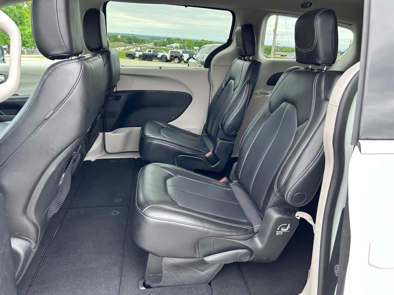 Chrysler Pacifica Vehicle Image 09