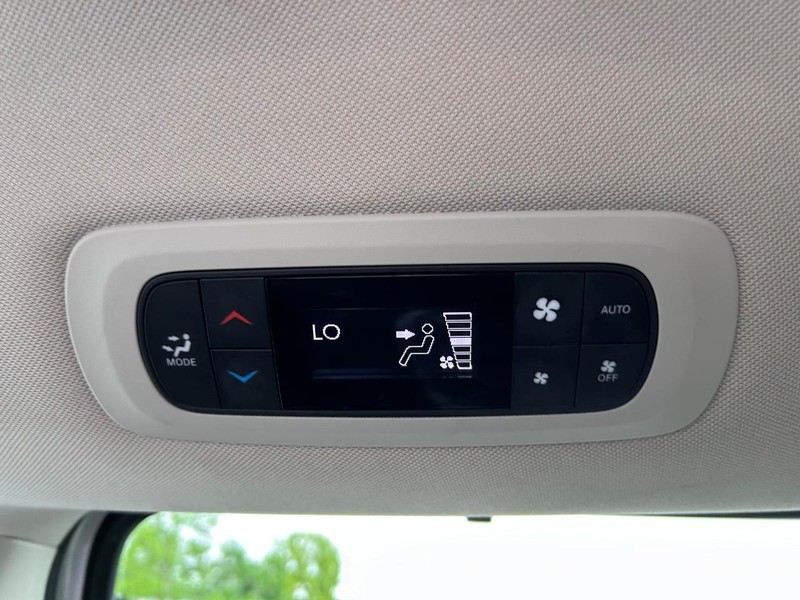 Chrysler Pacifica Vehicle Image 10