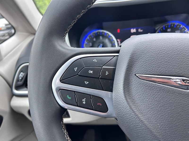 Chrysler Pacifica Vehicle Image 13