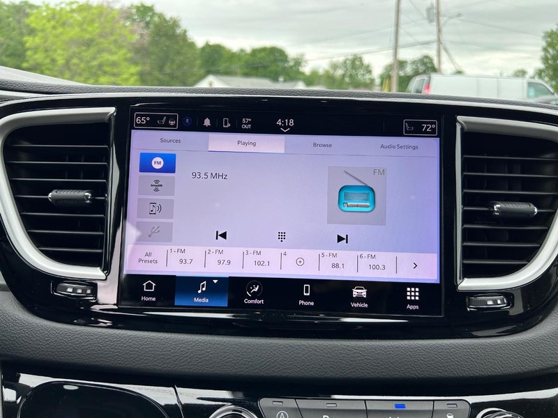 Chrysler Pacifica Vehicle Image 15