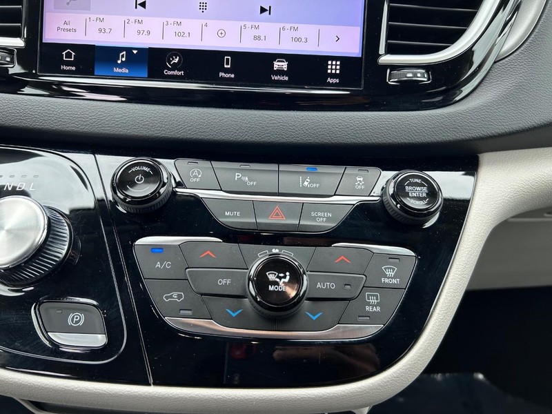 Chrysler Pacifica Vehicle Image 16