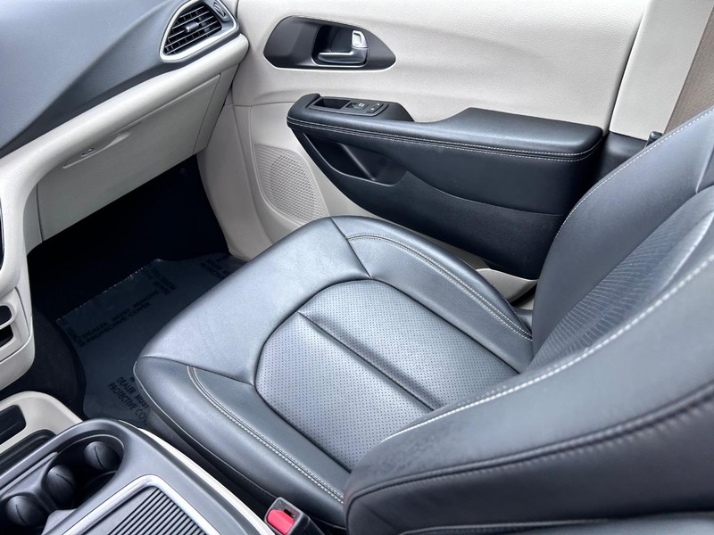 Chrysler Pacifica Vehicle Image 18