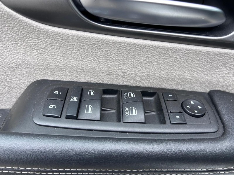 Chrysler Pacifica Vehicle Image 19