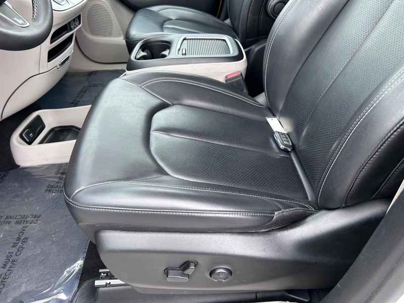 Chrysler Pacifica Vehicle Image 21