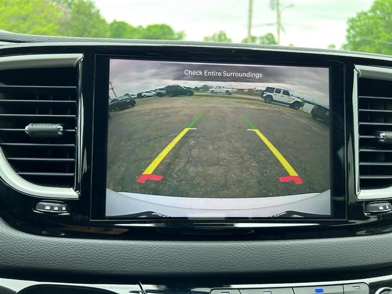 Chrysler Pacifica Vehicle Image 23