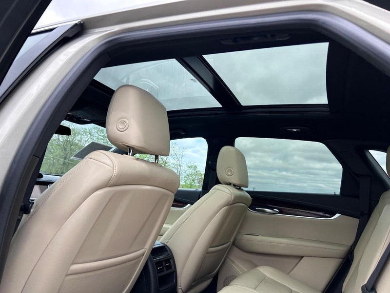 Cadillac XT5 Vehicle Image 09
