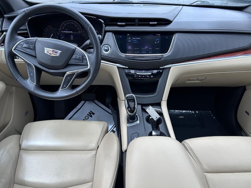 Cadillac XT5 Vehicle Image 10