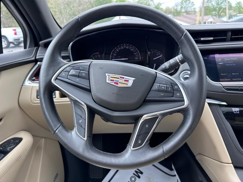 Cadillac XT5 Vehicle Image 11