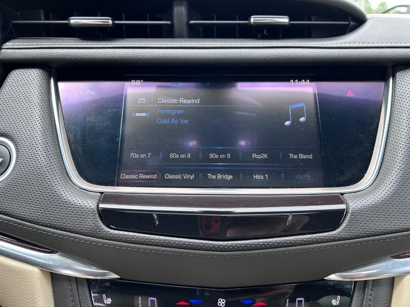 Cadillac XT5 Vehicle Image 14