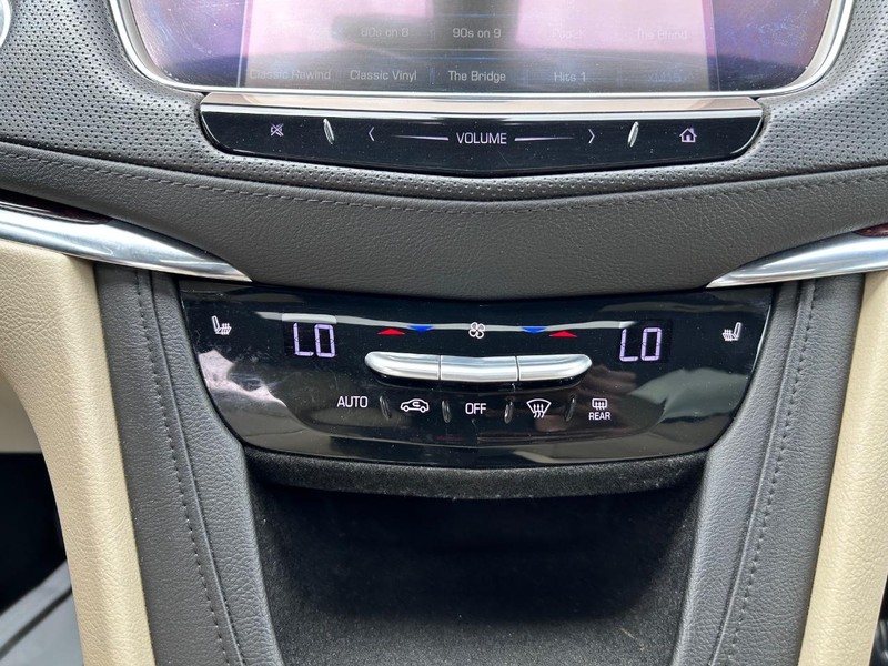 Cadillac XT5 Vehicle Image 15