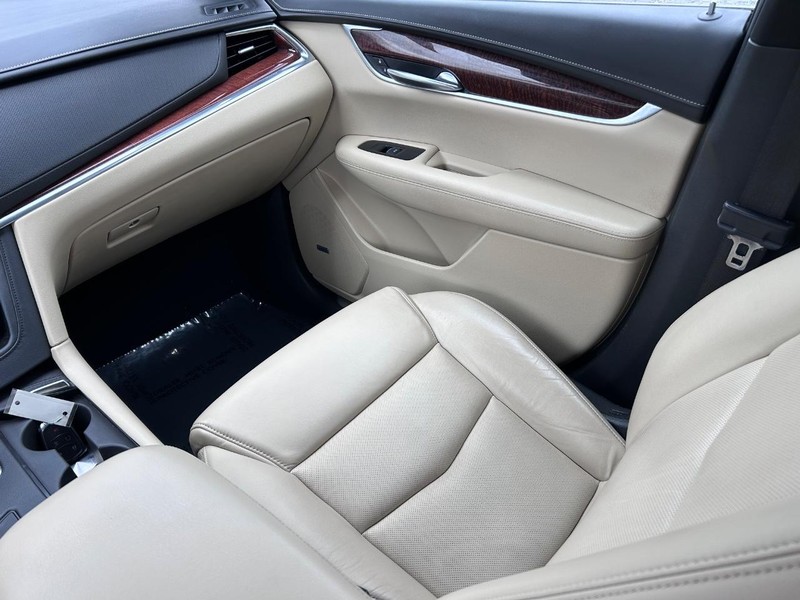Cadillac XT5 Vehicle Image 17