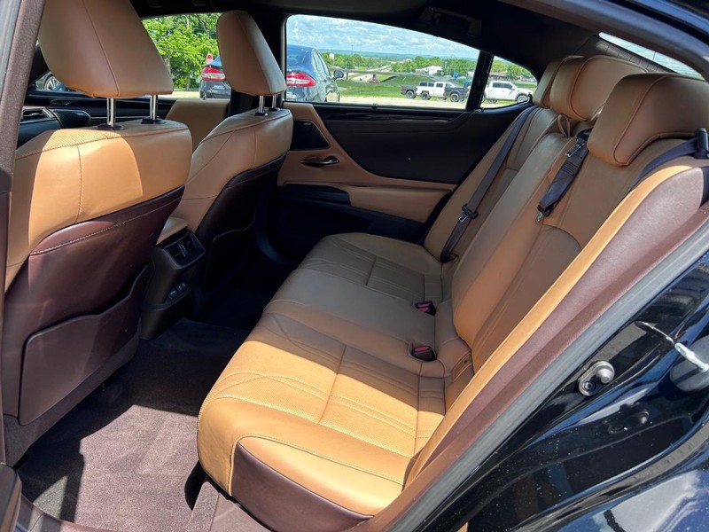 Lexus ES Vehicle Image 08
