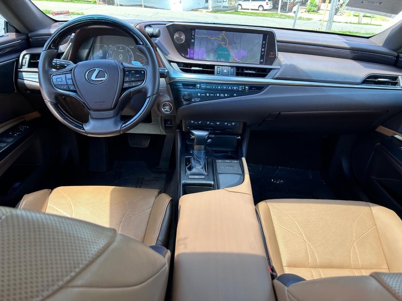 Lexus ES Vehicle Image 10