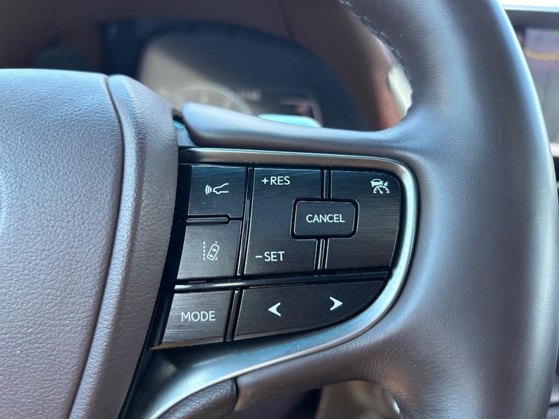 Lexus ES Vehicle Image 13