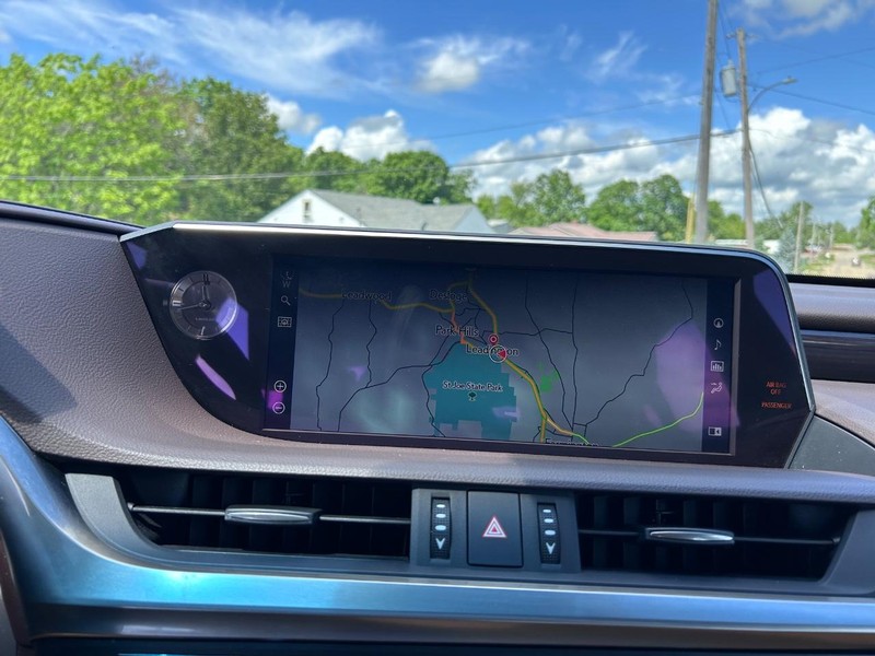 Lexus ES Vehicle Image 14